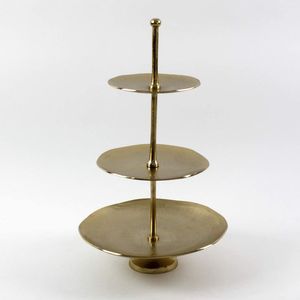 Soporte de pastel de metal artesanal con detalles martillados a mano adecuado para recepciones rústicas al aire libre fiestas temáticas y brunches - Product Image 5