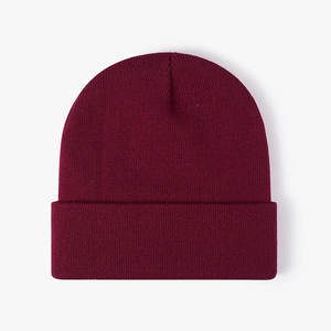 Bonnets en tricot personnalisés avec logo pour les boutiques de mode en ligne - Product Image 1