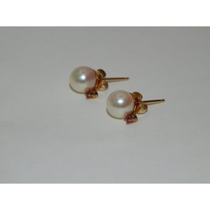 Pendientes de Oro Amarillo de 14K con Perlas Cultivadas de 6.5mm y Rubíes Satélite de 0.10ct, Joyería de Lujo para Mujer - Product Image 2