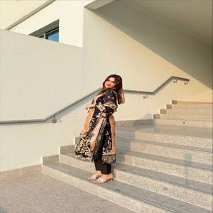 Traje Pakistaní de Muselina VASTRA COTTAGE para Mujer, Estampado Digital y Bordado Intenso en el Cuello, Prenda Étnica con Forro de Algodón - Product Image 3