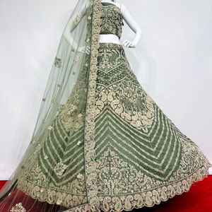 Blusa Completa con Dupatta de Piedra Jarkhan Intrincada de Roop Designers, Nuevos Diseños Exquisitos para Bodas Indias y Pakistaníes - Product Image 1