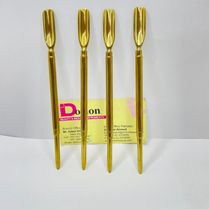 Empujador de cutículas de plasma dorado brillante con logotipo personalizado, empujador de manicura de acero inoxidable con forma de cuchara, empujador limpiador de uñas de doble extremo - Product Image 1
