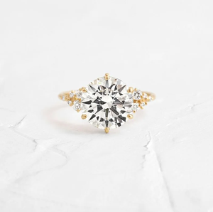 Anillo de compromiso y aniversario de moissanita de 1 quilate con corte brillante, diseño Snowdrift, engaste pavé, banda de eternidad curvada, plata de ley 925 - Product Image 5