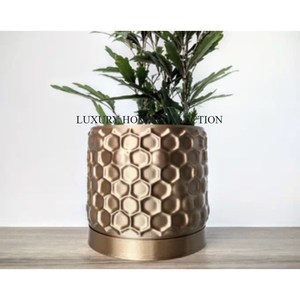 Jardinière esthétique en métal martelé avec lignes contemporaines élégantes pour un arrangement de plantes moderne urbain pour la maison et le bureau - Product Image 1