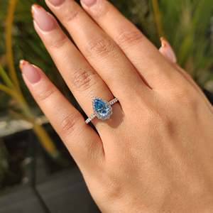 Bague en diamant exquise avec sertissage cathédrale en forme de poire bleu cyan vibrant - Product Image 5