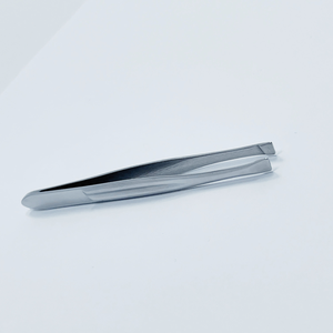 Pinzas para cejas con punta inclinada pulida de diseño profesional con acabado único - Product Image 3