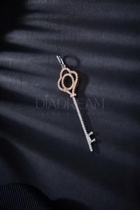 Elegante colgante de llave de diamante de moissanita de Plata de Ley 925 para mujeres y hombres corte redondo con claridad VVS chapado en oro - Product Image 5