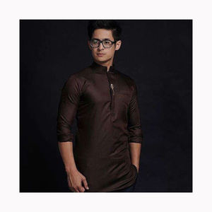 Venta al por mayor hombres kameez shalwar vestidos en color liso en blanco sobre diseño en escote tira y manga - Product Image 1