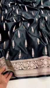 Sari Banarasi Mashroo con Tejido Jacquard de Hojas, Pallu Rico en Toda la Prenda, para Fiestas Tradicionales, con Drapeados Hechos a Mano, para Todas las Estaciones y Protección Solar - Product Image 2