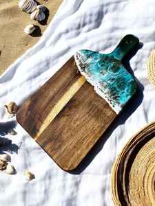 Planches à découper élégantes en résine et bois, avec une construction en bois d'acacia et de bois de manguier, et des motifs riches en résine - Product Image 3