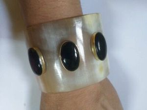 กำไลฮอร์นธรรมชาติทำด้วยมือพร้อมอัญมณีสีสันสดใสฝัง Boho กำไลข้อมือชาติพันธุ์เครื่องประดับควายฮอร์นสำหรับผู้หญิงโดยงานฝีมือ HF - Product Image 4