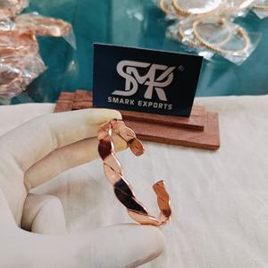 กำไลทองแดงแบบแบน ปรับขนาดได้ งานโลหะทำมือ ผิวเรียบขัดเงา ดีไซน์ดั้งเดิม น้ำหนักเบา เรียบง่าย - Product Image 6