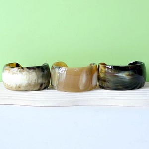 Bracelet en corne de buffle naturel fait à la main, éthique et écologique, poli, taille personnalisée, bijoux en gros, Inde - Product Image 1