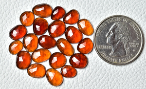 Pierre précieuse en hézoniite de forme rose - Product Image 2