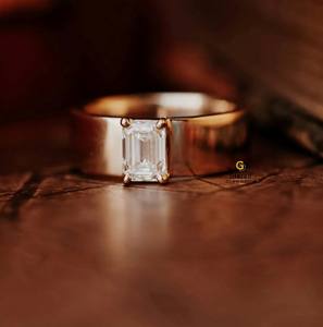 Juego de puntas de piedra única de banda ancha pesada de 7 MM Anillo de compromiso solitario de moissanita de corte esmeralda en oro sólido de 10K - Product Image 1