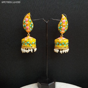 Pendientes de araña de moda Jhumki pintados a mano amarillos - Product Image 4