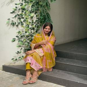 Conjunto de Kurti, Pantalón y Dupatta de Muselina Pakistaní VASTRA COTTAGE para Mujer, Estampado Digital, Bordado Pesado en el Cuello, Traje de Algodón Listo para Usar - Product Image 4