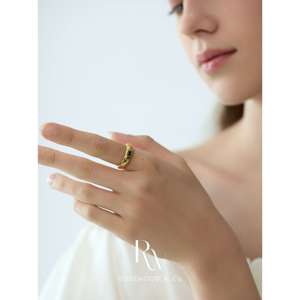 Anello a fascia in oro martellato fatto a mano, anti-ossidazione, con gemma verde, anello a sigillo con onda in lava dorata, in oro laminato con pietra tagliata - Product Image 1