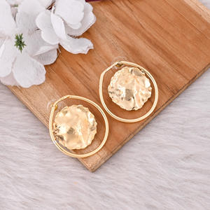 Boucles d'oreilles clous en laiton plaqué or, design ethnique, pour mariages, fiançailles, fêtes - Parfaitement tendance, vente en gros fabricant - Product Image 1