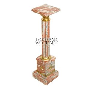 Pedestal de Mármol Rosa de Lujo con Columna Acanalada y Detalles Ornamentales de Latón - Product Image 2