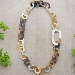 Collar de Lujo Hecho a Mano con Cuerno de Búfalo, Joyería Natural y Sostenible para Mujer, Alta Calidad - Product Image 1