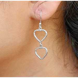 Pendientes Colgantes de Plata de Ley 925 con Doble Corazón, Hechos a Mano, Minimalistas, Ligeros, Joyería Bonita con Diseño en Forma de Corazón - Product Image 3