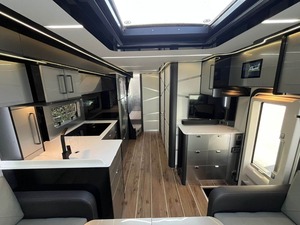 Autocaravana Motorizada de Lujo en Venta, Autopropulsada 4x4, Caravana, Remolque de Viaje, Coche de Hierro - Product Image 6