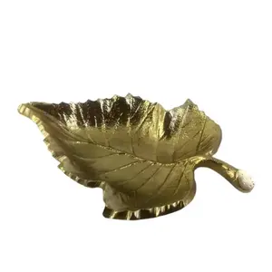 Assiettes de service élégantes en forme de feuille avec un design détaillé, matériau durable, parfaites pour servir des collations, des fruits ou comme une table élégante - Product Image 3