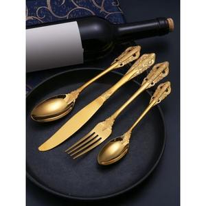 Ensemble de couverts en métal doré moderne pour une décoration de table élégante, ajoutant une touche de luxe à la présentation des repas quotidiens - Product Image 3