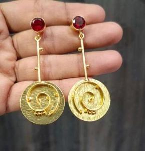 Nouveauté, boucles d'oreilles tendance avec un design en métal, boucles d'oreilles haut de gamme pour femmes, fêtes et cadeaux de mariage en solde - Product Image 1