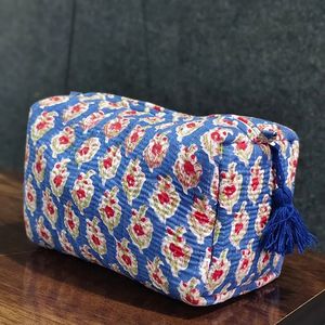 Trousse de Toilette Matelassée Écologique à Motifs Imprimés à la Main Grande Capacité pour Rangement Pratique des Cosmétiques - Product Image 1