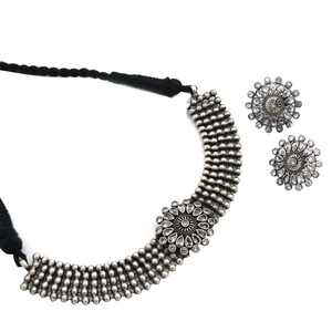 Gargantilla de Piedras Redondas con Puntos, Elegante y con Estilo para Fiestas - Product Image 3
