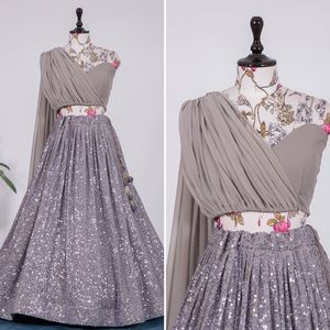 ชุดเลเฮนกาโชลีผ้าจอร์เจตต์เนื้อหนัก ประดับด้วยงานปักด้ายและเลื่อม ดีไซน์ล่าสุดสุดฮิต พร้อมผ้าคลุมไหล่ จากผู้ส่งออกและผู้จัดจำหน่ายชาวอินเดีย - Product Image 2