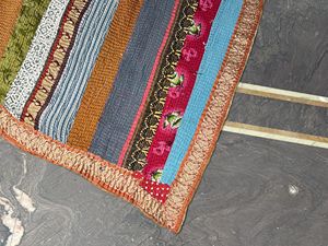 Vente en gros de courtepointe Kantha indienne vintage de haute qualité et authentique fabriquée à partir de saris vintage recyclés - Product Image 3