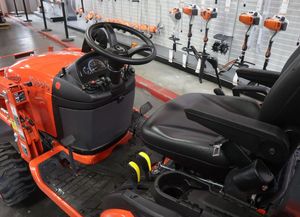 Nouveau tracteur Kubota BX2380 avec tondeuse à chargeur frontal rétrocaveuse Combo parfait pour les petites exploitations agricoles en stock expédition rapide - Product Image 3