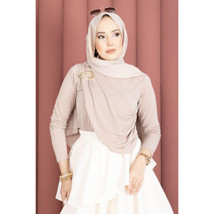 Tops de Punto Beige para Mujer con Detalle de Broche Dorado, Modelo Sandy - Product Image 4