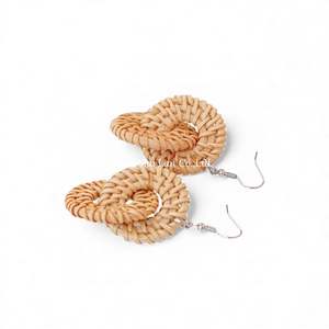 Boucles d'oreilles en rotin faites à la main en fibre naturelle, élégantes, accessoires de bijoux tissés du Vietnam - Product Image 2