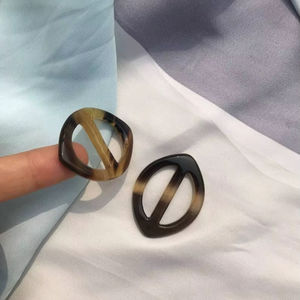 Anneau pour écharpe en corne de buffle avec polissage lisse, ajoutant une élégance douce et une tenue sécurisée à toute écharpe, de haute qualité - Product Image 1