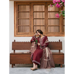 Ensemble 3 pièces élégant et respirant pour femme IZEL : chemise en crêpe Dhanak brodée, châle imprimé Courtrai et pantalon - BIC-4384 - Product Image 6
