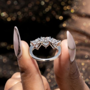 แหวนหมั้นเพชรรูปหัวใจ 3.27 กะรัต ประดับเพชรสามเม็ด สำหรับผู้หญิง ทอง 14K ขนาด 6.5US - Product Image 6