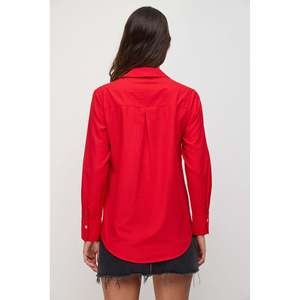 เสื้อเชิ้ตพื้นฐานคอปกหลายชั้นแบบลำลองพร้อมโลโก้ด้านหน้า - Product Image 6