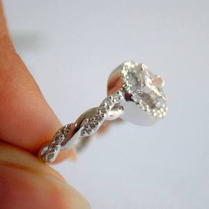 แหวนหมั้นเพชรทรงปรินเซสคัท 2 กะรัต แบบคลาสสิก ประดับเพชรรอบวง ตัวเรือนทองคำแท้ 14K ฝังเพชรแบบพาเว่ เครื่องประดับเจ้าสาวชั้นดี - Product Image 3