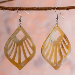 Boucles d'oreilles artisanales éthiques en corne pour les amateurs de bijoux tribaux qui recherchent des accessoires durables et uniques pour un usage quotidien - Product Image 1
