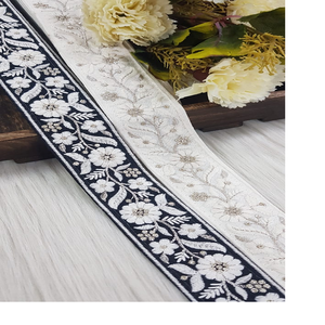 Fleurs sur mesure brodées de deux manières de couleur dans des conceptions ethniques à des fins diverses en largeur de 1.5 pouces. - Product Image 6