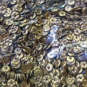 Vente en gros de paillettes rondes en PVC de 5mm de couleurs assorties pour la confection de vêtements et d'articles faits à la main - Product Image 1