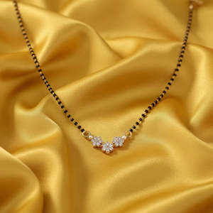 Mangalsutra tendance Hallmark en acier inoxydable plaqué or et argent, motif floral et numéroté, pour occasions de mariage hindoues - Product Image 2