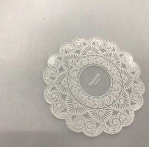 Dessous de verre en acrylique transparent de conception antique avec une finition de la meilleure qualité, parfait pour une utilisation élégante sur la table et les repas - Product Image 4
