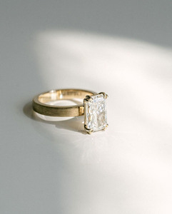 Bague en Moissanite faite à la main de 3.51 carats à coupe radiante en finition satinée avec réglage double quatre griffes et bande mince parfaite pour la proposition - Product Image 2