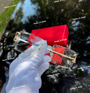 Gafas de Sol Unisex con Montura Completa y Marco Chapado en Oro, Lentes con Borde Tallado en Diamante, Estilo Rectangular Clásico, Ópticas de Lujo - Product Image 2