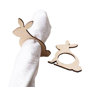 Ces ronds de serviette lapin de Pâques en bois naturel sont une belle façon d'ajouter une touche finale à votre décor de table de dîner - Product Image 2